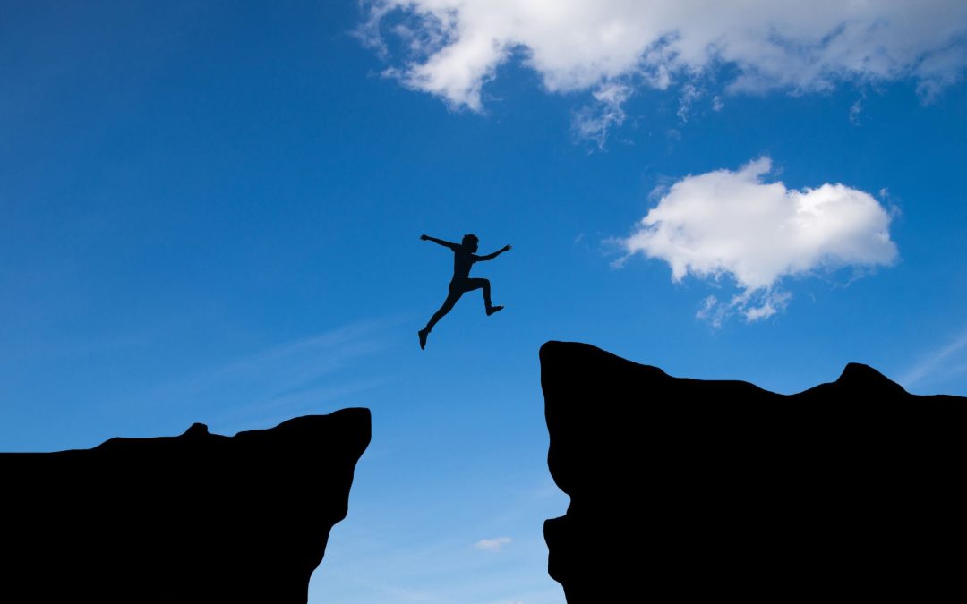 Oseba skače čez prepad kot simbol izzivov in negotovosti, povezanih z afero Dernovšek.